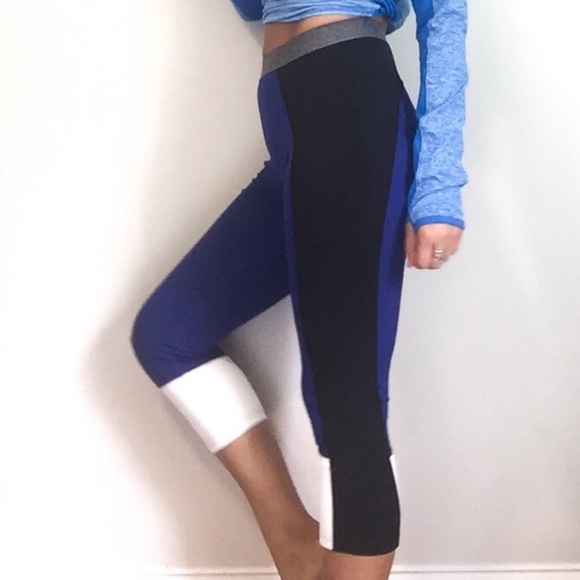 Butt flattering Athleta Capri leggings - Picture 2 of 10